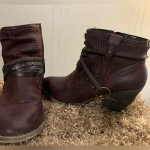 Size 8 1/2 ankle boots with heel